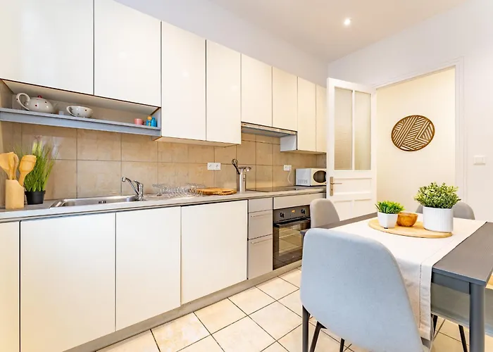 Logis Marybail, Elegant Avec Terrasse Dans Immeuble Art Deco, Pres De La Gare Et Du Centre-ville A